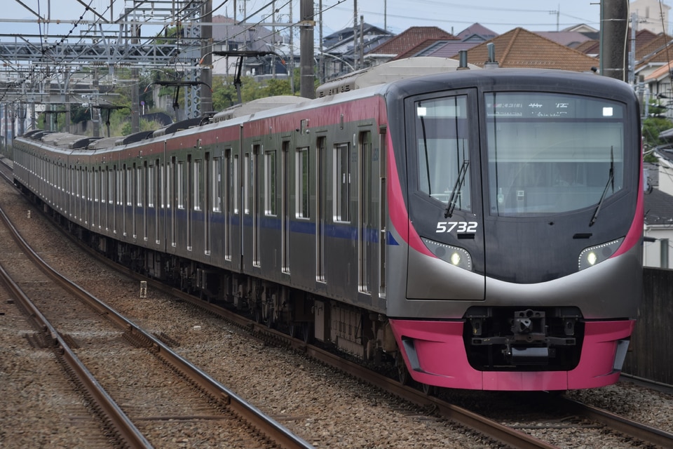 京王5000系5732F<br class="br-sp" />(5732編成)の写真