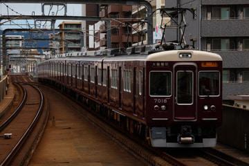 阪急電鉄7000系7018Fを岡町駅で撮影した画像