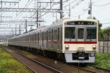 京王電鉄7000系7728fを平山城址公園～南平間で撮影した画像