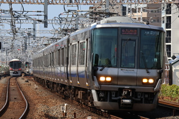 JR西日本223系HE418編成を野田駅で撮影した画像