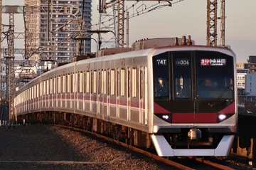 東京メトロ 08系 新越谷駅付近