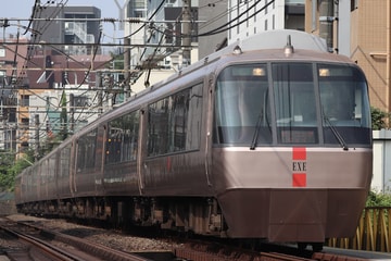 小田急電鉄30000形30057Fを参宮橋～南新宿間で撮影した画像
