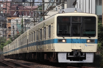 小田急電鉄8000形8066Fを参宮橋～南新宿間で撮影した画像