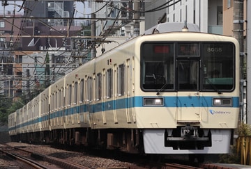 小田急電鉄8000形8058Fを参宮橋～南新宿間で撮影した画像