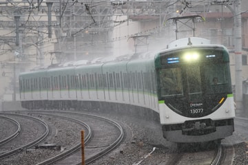 京阪電気鉄道13000系13027Fを西三荘駅で撮影した画像