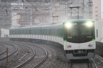 京阪電気鉄道7000系7004Fを西三荘駅で撮影した画像