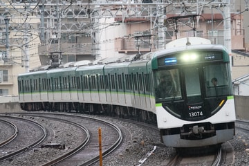 京阪電気鉄道13000系13024Fを西三荘駅で撮影した画像