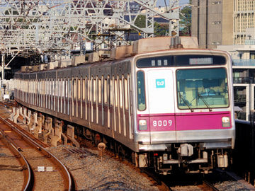 東京メトロ8000系8109Fを二子新地駅で撮影した画像