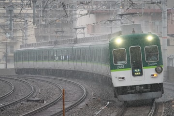 京阪電気鉄道2400系2451Fを西三荘駅で撮影した画像