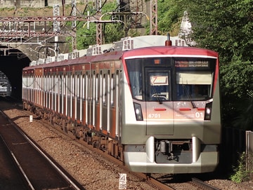 東急電鉄6000系6101Fを田奈駅で撮影した画像