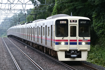 京王電鉄9000系9707fを南大沢駅で撮影した画像