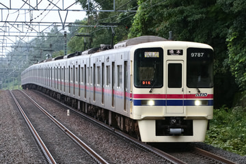 京王電鉄9000系9737fを南大沢駅で撮影した画像