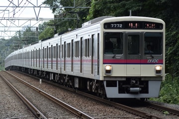 京王電鉄7000系7722Fを南大沢駅で撮影した画像