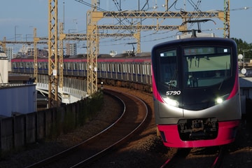 京王電鉄 5000系 京王稲田堤駅付近