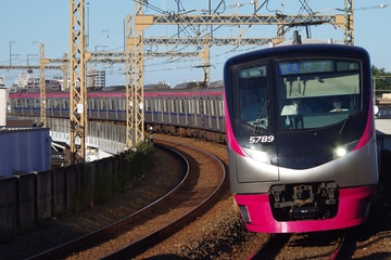 京王電鉄 5000系 京王稲田堤駅付近