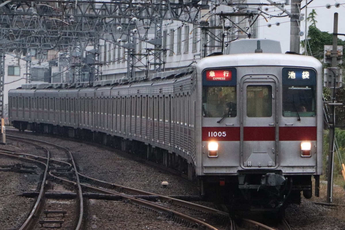 東武鉄道  10000系 11005F